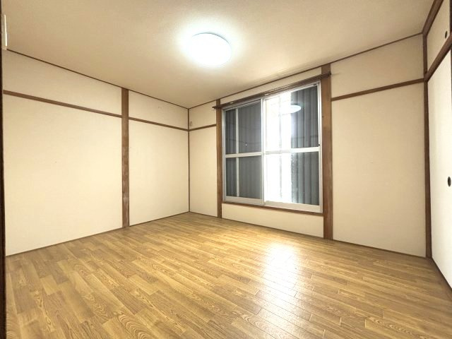 西板持町8丁目戸建の洋室