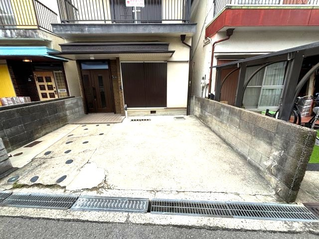 西板持町8丁目戸建の駐車場