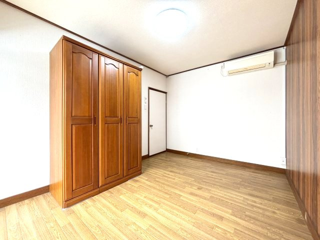 西板持町8丁目戸建の洋室
