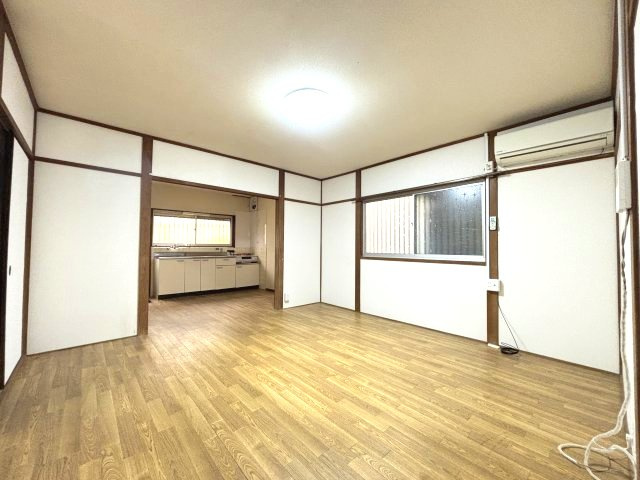 西板持町8丁目戸建の居間・リビング