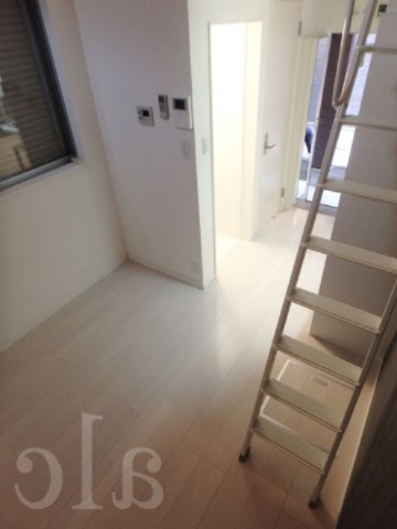新宿区北新宿２丁目のアパートの設備|オシャレなホワイトフローリング　どんな家具にも合わせやすい内装です。