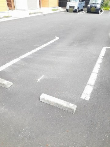メゾン　ソレイユの駐車場