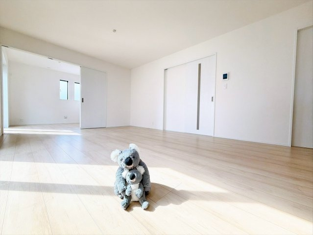 【居間・リビング】 | 前橋市朝日が丘町　新築住宅 | 窓から差し込む陽光がリビングでくつろぐ家族を暖かく包み込みます。光溢れる空間で子育てする喜び。生活の中心となるLDKで贅沢な時間を家族とお過ごしください。