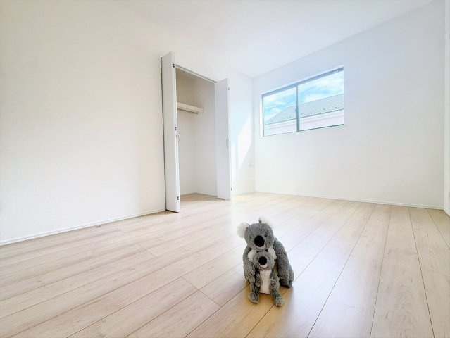【洋室】 | 前橋市朝日が丘町　新築住宅 | 広さはお子様の勉強部屋にも適した広さ！
勉強机や本棚などの家具を置いてもフリースペースも確保することができます。