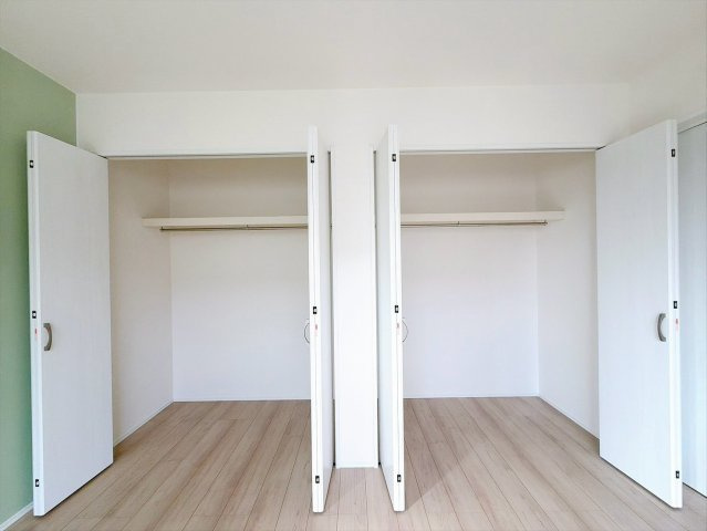 【収納】 | 前橋市朝日が丘町　新築住宅 | たっぷり収納できるウォークインクローゼット付き！衣類や小物はもちろん、季節家電やスーツケースもすっきり片付きます。
