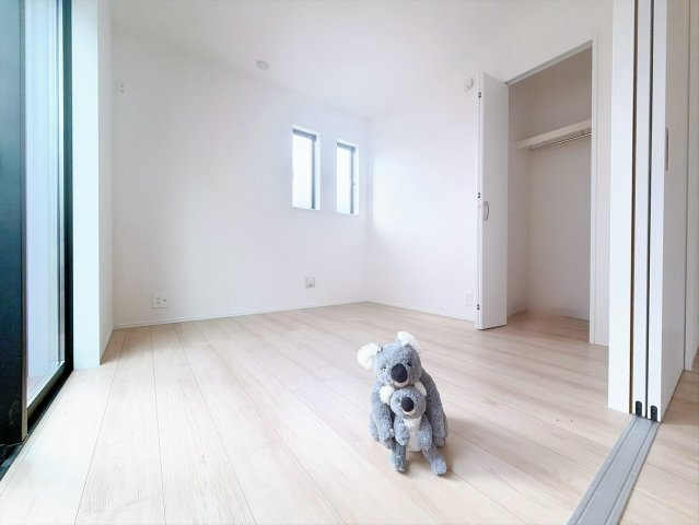 【洋室】 | 前橋市朝日が丘町　新築住宅 | 窓が２つあるので明るい印象を受けます！風通しもよいので天気の良い日は窓を開けて空気の入替をしてみるのはいかがでしょうか。