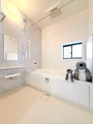 【浴室】 | 前橋市朝日が丘町　新築住宅 | ほどよい優しいライトに包まれたバスルーム。香りの良いバスソルトに身をまかせ、浴槽でゆっくりと深呼吸。一日の疲れが癒されます。