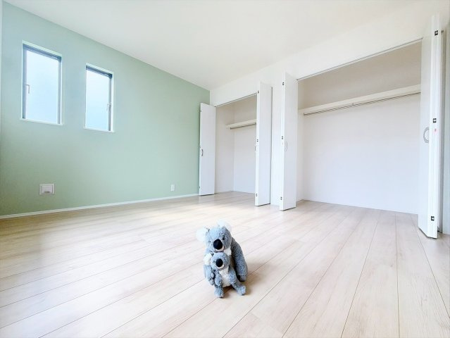 【洋室】 | 前橋市朝日が丘町　新築住宅 | 窓からそそがれる暖かみのある明るい空間。広々としたプライベート空間で自分の時間を楽しめます。フローリング仕様で普段のお掃除も楽々です。