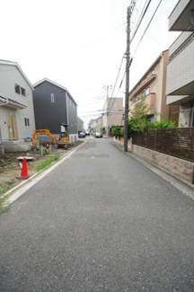 【前面道路含む現地写真】 | 令和８年８月２８日撮影　建築中