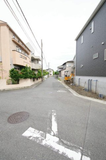【前面道路含む現地写真】 | 令和８年８月２８日撮影　建築中