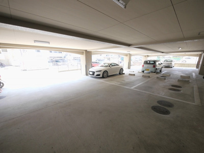 【駐車場】 | ベルメゾン長丘エミネンス | 別号室の写真になります。現況優先。