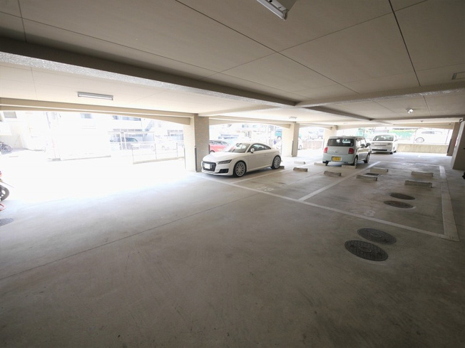 【駐車場】 | ベルメゾン長丘エミネンス | 別号室の写真になります。現況優先。