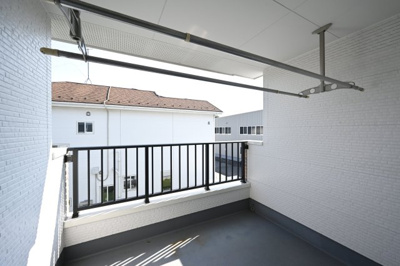 【バルコニー】 | 太田市下浜田町　中古戸建住宅 | バルコニーは屋根付きで急な雨でも安心です♪
