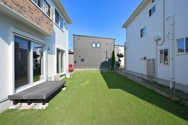 【庭】 | 太田市下浜田町　中古戸建住宅 | 人口芝にウッドデッキつきのお家です♪休日は家族でBBQやプールを楽しめますね♪