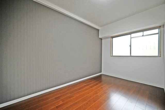 青葉丘マンションの子供部屋|洋室約5.5帖
子ども部屋に適した広さがあり、学習机やベッドもゆったりとレイアウトできます。