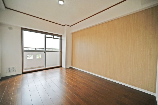青葉丘マンションの寝室|洋室約6帖②
ベッドや収納家具を配置してもゆとりがあり、快適にお使いいただける居室です。