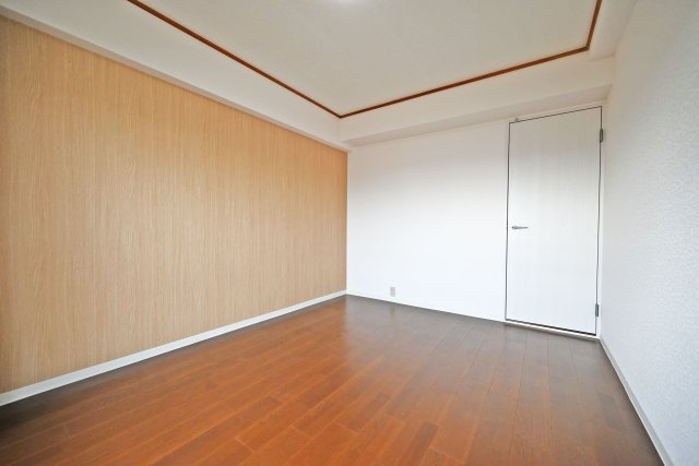 青葉丘マンションの寝室|ベッドや収納家具を配置してもゆとりがあり、快適にお使いいただける居室です。
