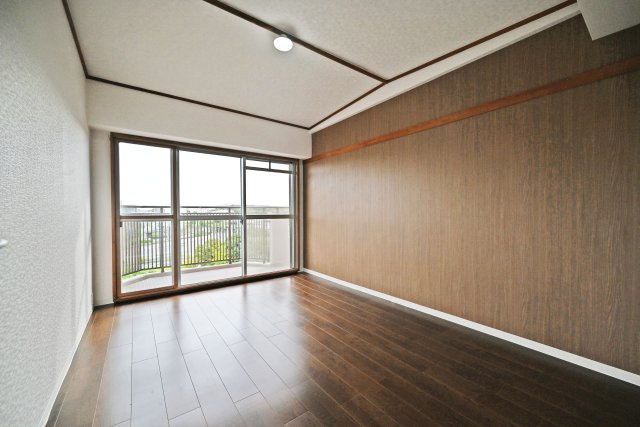 青葉丘マンションの洋室|洋室約6帖①
シンプルな内装でまとめられた居室は、お好みの家具やインテリアが映える空間です。