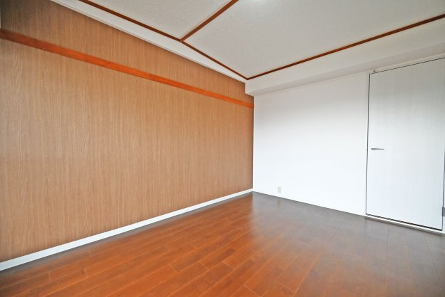 青葉丘マンションの洋室|ベッドやタンスを配置してもゆとりがあり、生活スペースをしっかり確保できる使い勝手の良い居室です。