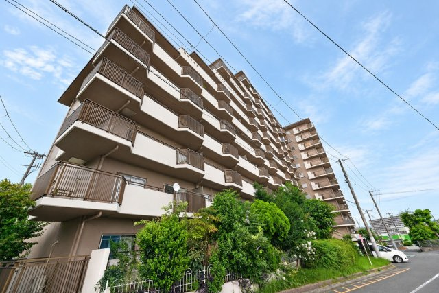 青葉丘マンションの外観|2024年3月リフォーム済み！5階部分、南向きバルコニーのお部屋につき陽当たり良好です。明るい陽光が差し込む、心地よい住空間が魅力です。