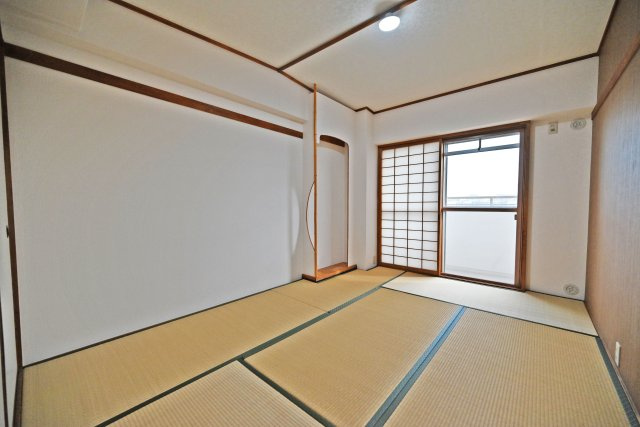 青葉丘マンションの和室|和室約6帖
畳の香りとやわらかな感触に包まれ、ほっとできる空間です。
