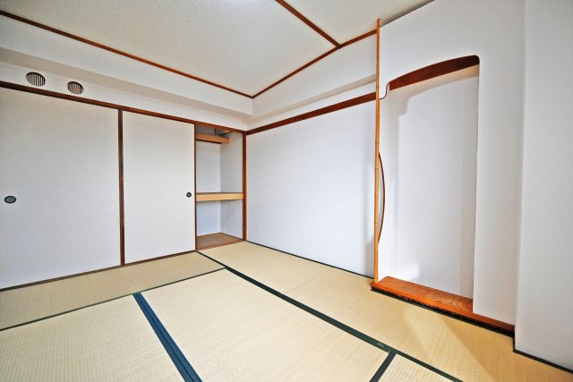 青葉丘マンションの和室|引き戸を閉めることでリビングを分離でき、急な来客にも対応しやすい間取りです。