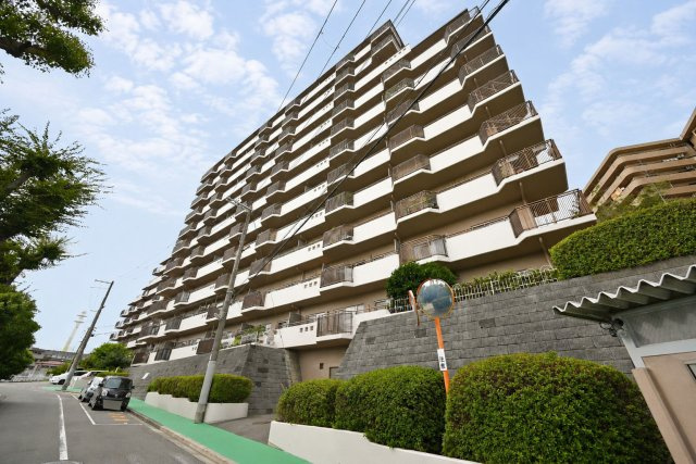 青葉丘マンションの外観|ご不明な税金・諸費用についても丁寧にサポートいたします。現地見学で、住まいのイメージやご希望をぜひお聞かせください。