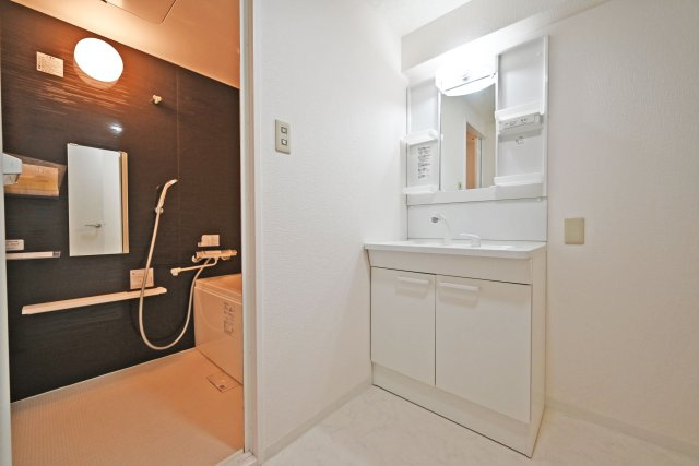 青葉丘マンションの独立洗面台|ゆとりある洗面室設計により、お子様の朝の身支度や着替えも快適です。