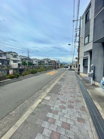 寝屋川市石津中町の前面道路含む現地写真|前面道路も広く駐車が苦手な方でも安心です！
