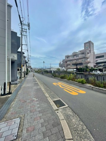 寝屋川市石津中町の前面道路含む現地写真|道路幅員
南西側：約6ｍ、北側：約4.8ｍ