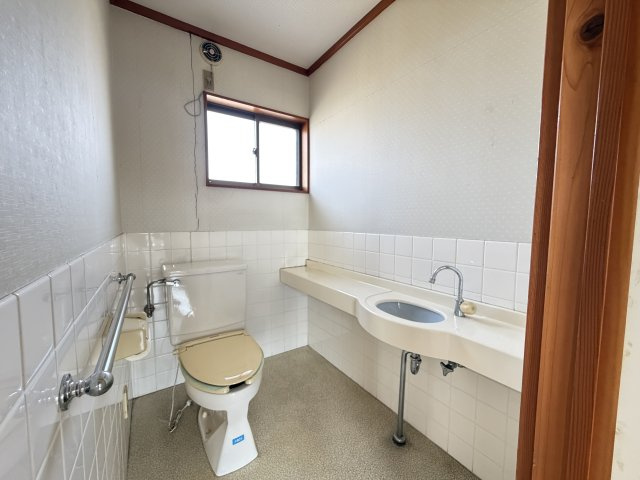 【トイレ】 | 本庄市四季の里3丁目　中古戸建 | 2階トイレ