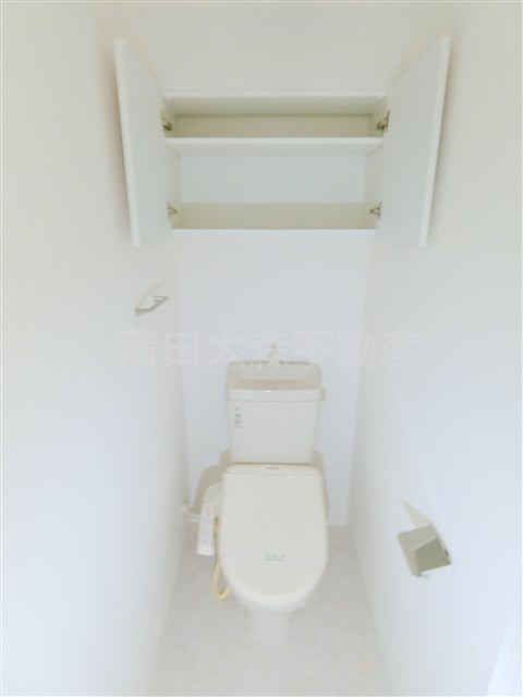 TLRレジデンス大鳥居のトイレ|棚収納と温水洗浄便座付きのトイレ