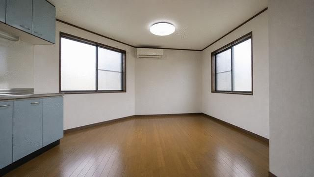 北区栄町　中古戸建の居間・リビング|現地写真

現地ご見学希望・資料請求などお気軽にお問い合わせ下さい！
03-5990-5201