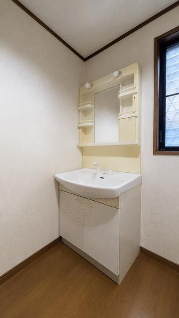 北区栄町　中古戸建の独立洗面台|現地写真

現地ご見学希望・資料請求などお気軽にお問い合わせ下さい！
03-5990-5201