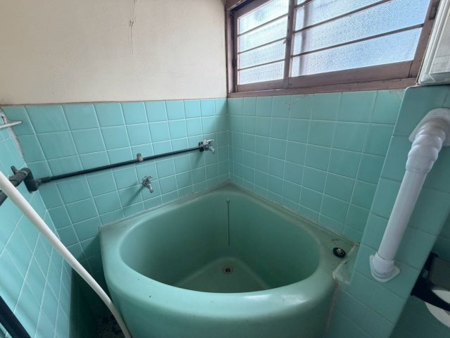 生野区勝山南4丁目の浴室|窓から自然光が入る浴室。換気もしやすく、毎日気持ちよく使える空間です。