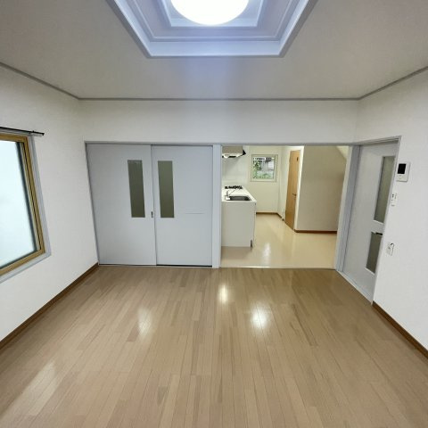 室蘭市柏木町6-8戸建の居間・リビング