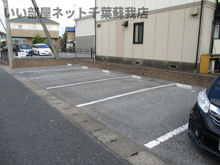 ひばり野ハイツ　Ｂの駐車場|駐車場に車を止められます