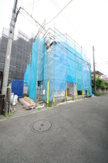【外観】 | 【仲介手数料無料！！】府中市是政5丁目　新築戸建て（全2棟）1号棟　5180万円 | 令和８年８月２８日撮影　建築中