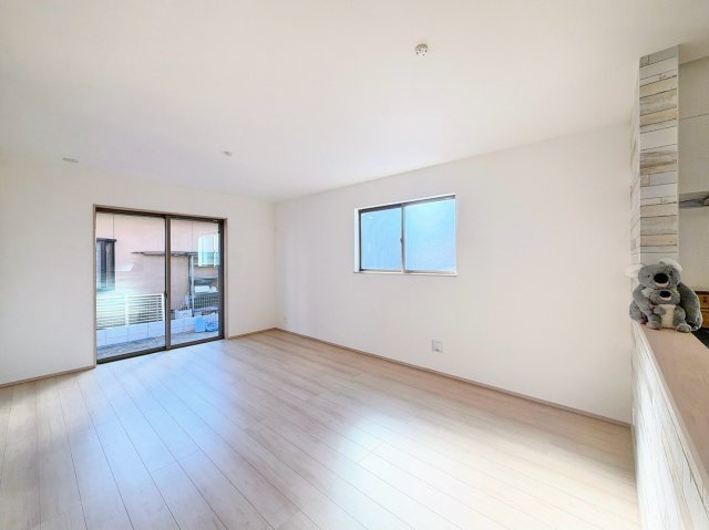 【居間・リビング】 | 前橋市南町　新築住宅 | 窓からのあたたかい光をあびながらの朝食。今日も一日がんばれそう！と思えるリビング。