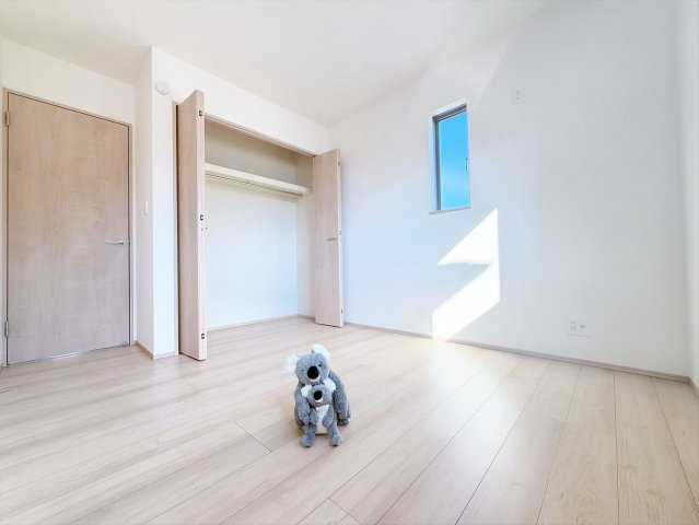 【洋室】 | 前橋市南町　新築住宅 | 窓からそそがれる暖かみのある明るい空間。広々としたプライベート空間で自分の時間を楽しめます。フローリング仕様で普段のお掃除も楽々です。