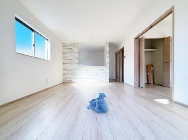 【居間・リビング】 | 前橋市南町　新築住宅 | 開放感あふれるリビング・ダイニングは、光と風を感じながら過ごせる心地よい空間。インテリアの映える落ち着いたデザインで、ゆとりある毎日を演出します。