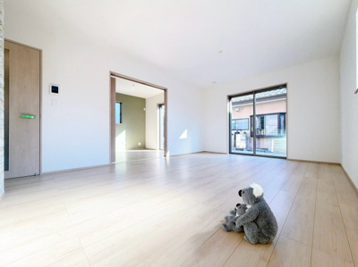 【居間・リビング】 | 前橋市南町　新築住宅 | ≪LDK≫
リビング・ダイニングは白を基調としたシンプルな空間。
雑貨やこだわりの家具など、レイアウトも自由に楽しめます！