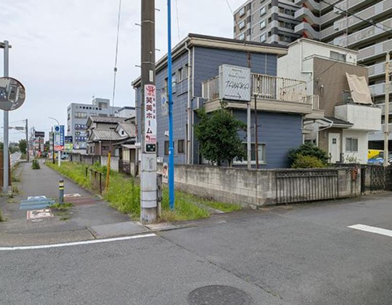 【中古】坂戸市仲町中古住宅の前面道路含む現地写真