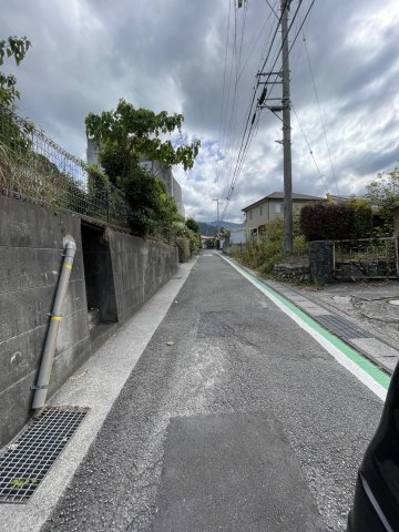 中萩町　中古戸建の前面道路含む現地写真