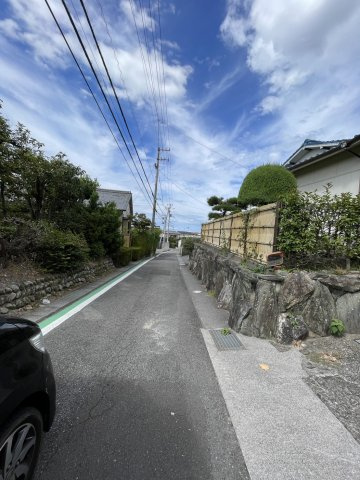中萩町　中古戸建の前面道路含む現地写真