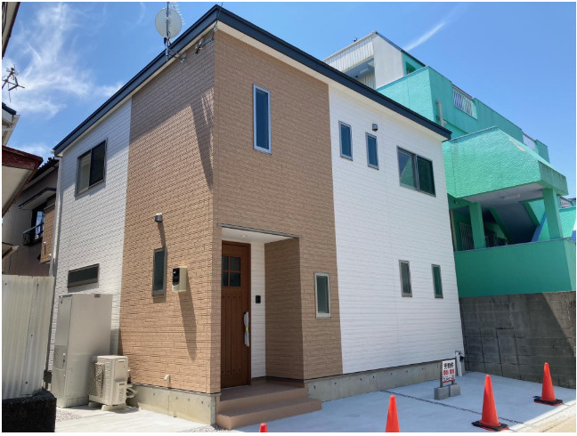 「WCL付きの築浅物件」高知市愛宕町　中古一戸建ての外観|白とブラウンのツートンカラーが目を惹く、温かみのあるモダンな外観デザイン♪2台分の駐車スペースも確保されています