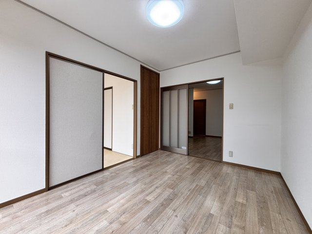岡山市北区辛川市場のアパートの居間・リビング