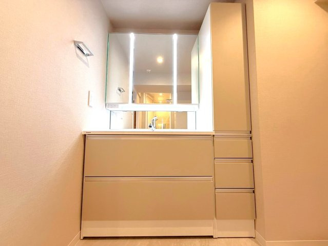 モアクレスト南葛西の独立洗面台|トール収納付きで、生活感をすっきり隠せる美しい収納空間♪