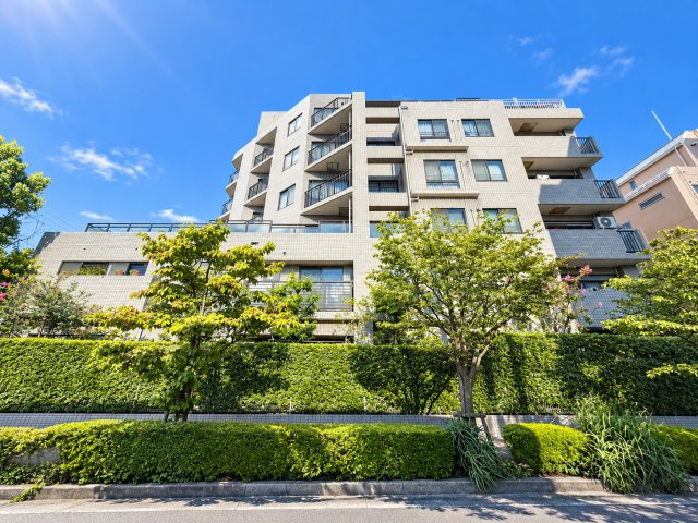 モアクレスト南葛西の外観|街並みに美しく調和する落ち着いた外観が、住まいの品格を高めます。