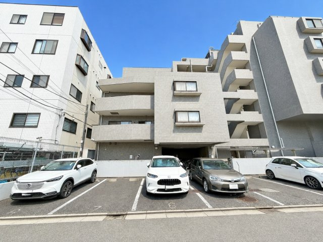 モアクレスト南葛西の駐車場|敷地内駐車場あり。愛車を身近に置ける、便利で安心なカーライフを叶えます。